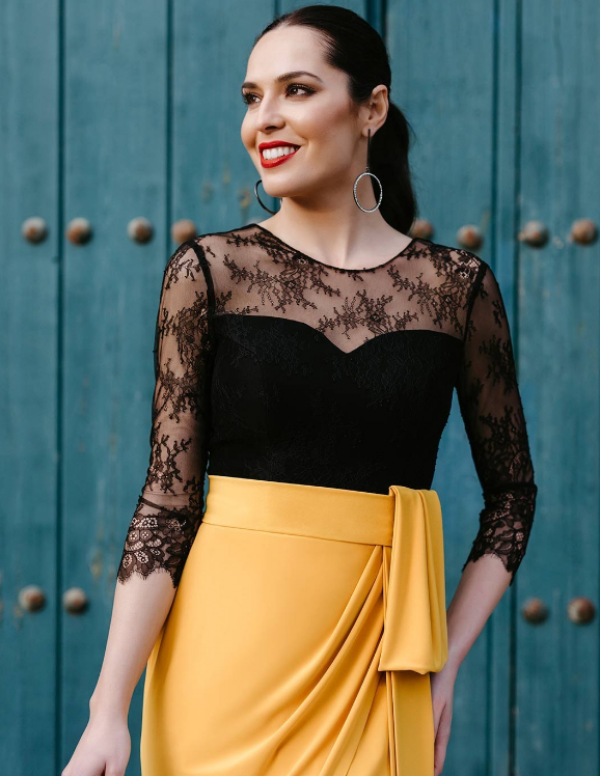 Gaun pesta dengan detail renda